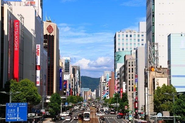 相生通から見るえびす通り商店街入口。三越・福屋・ヤマダデンキの南側。